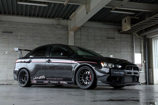 Voiture de sport noire en boxe