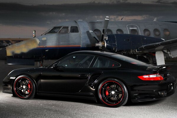 Voiture de sport noire avec roues prononcées