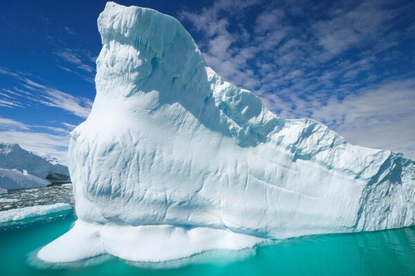 Neige, glace et énorme iceberg