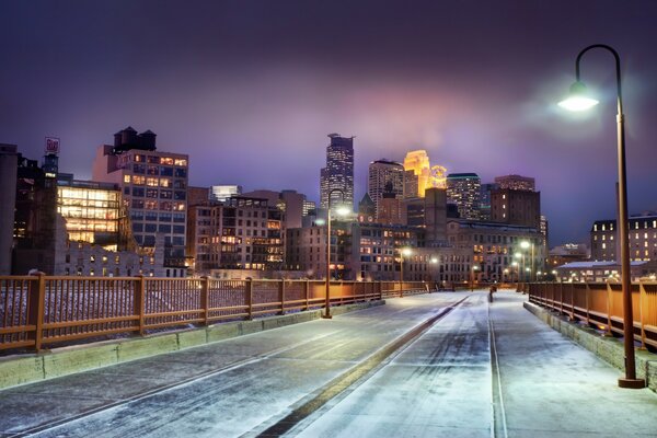 Laterne auf der Straße im Winter usa