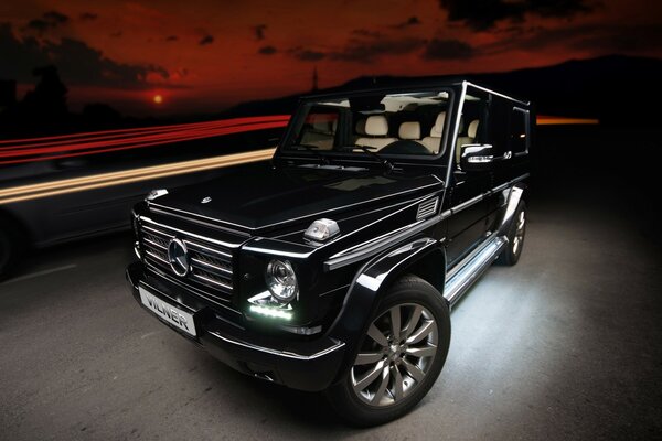 Mercedes preto em fundo vermelho e preto