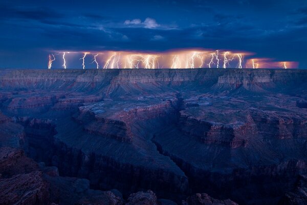 Orage quelque part dans les montagnes