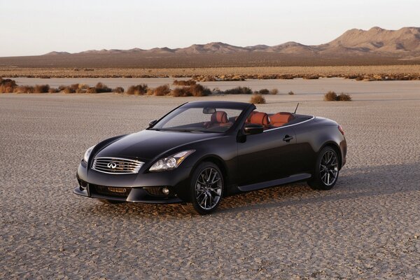 Voiture Infiniti sur fond de désert