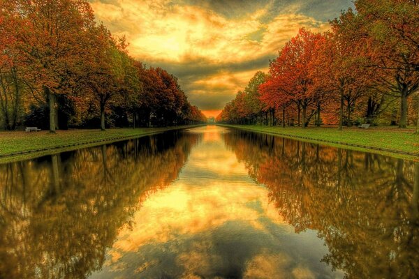 Canal de água colorido Outono Aleya outono Árvores espelho