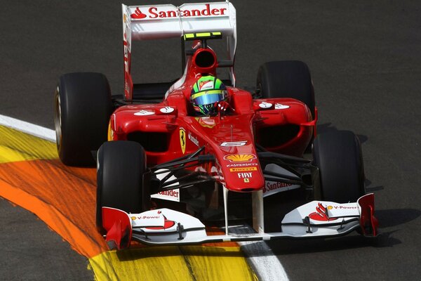 Voiture de course de couleur rouge