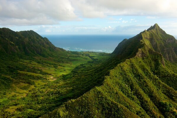 高高的岩石山丘。 山景和湛蓝的天空