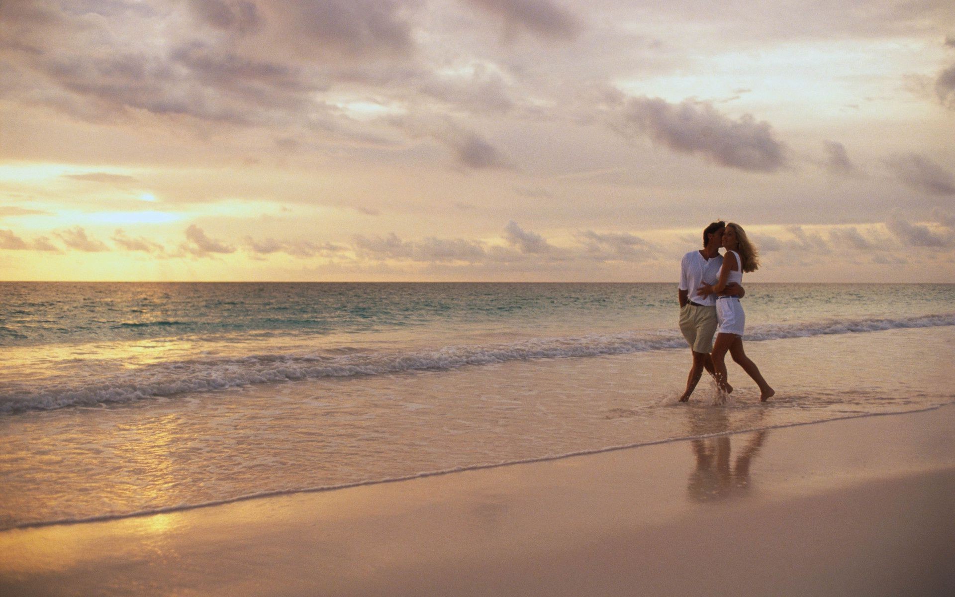 couples amoureux plage eau coucher de soleil mer océan sable soleil aube mer voyage paysage crépuscule rétro-éclairé soir vacances ciel été beau temps surf