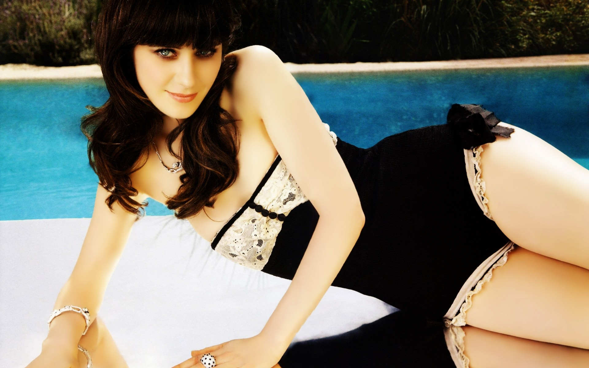 женщина отдых мода лето портрет девушка бикини воды релаксация сексуальный бассейн отдых великолепный