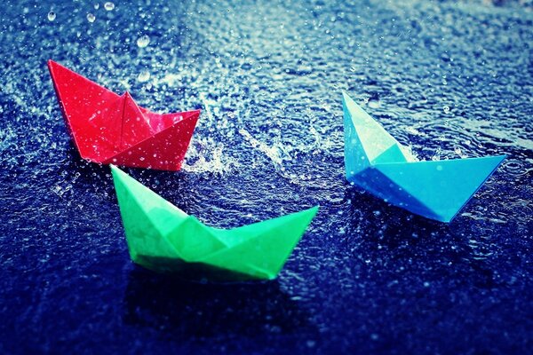 Suda çok renkli origami tekneler