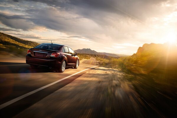 Subaru al atardecer corre por la pista