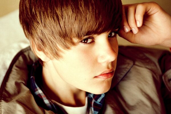 Ritratto del musicista Justin Bieber bello