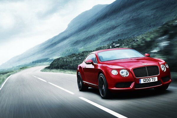 Roter Bentley in Bewegung