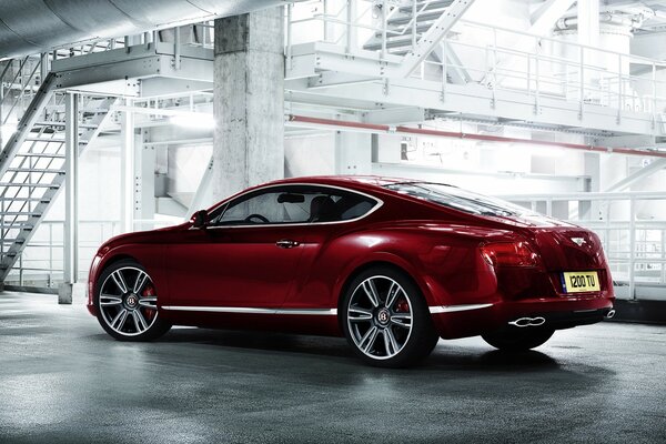 Bentley vermelho brilhante e brilhante