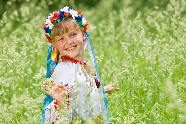 Bella ragazza in una corona in natura