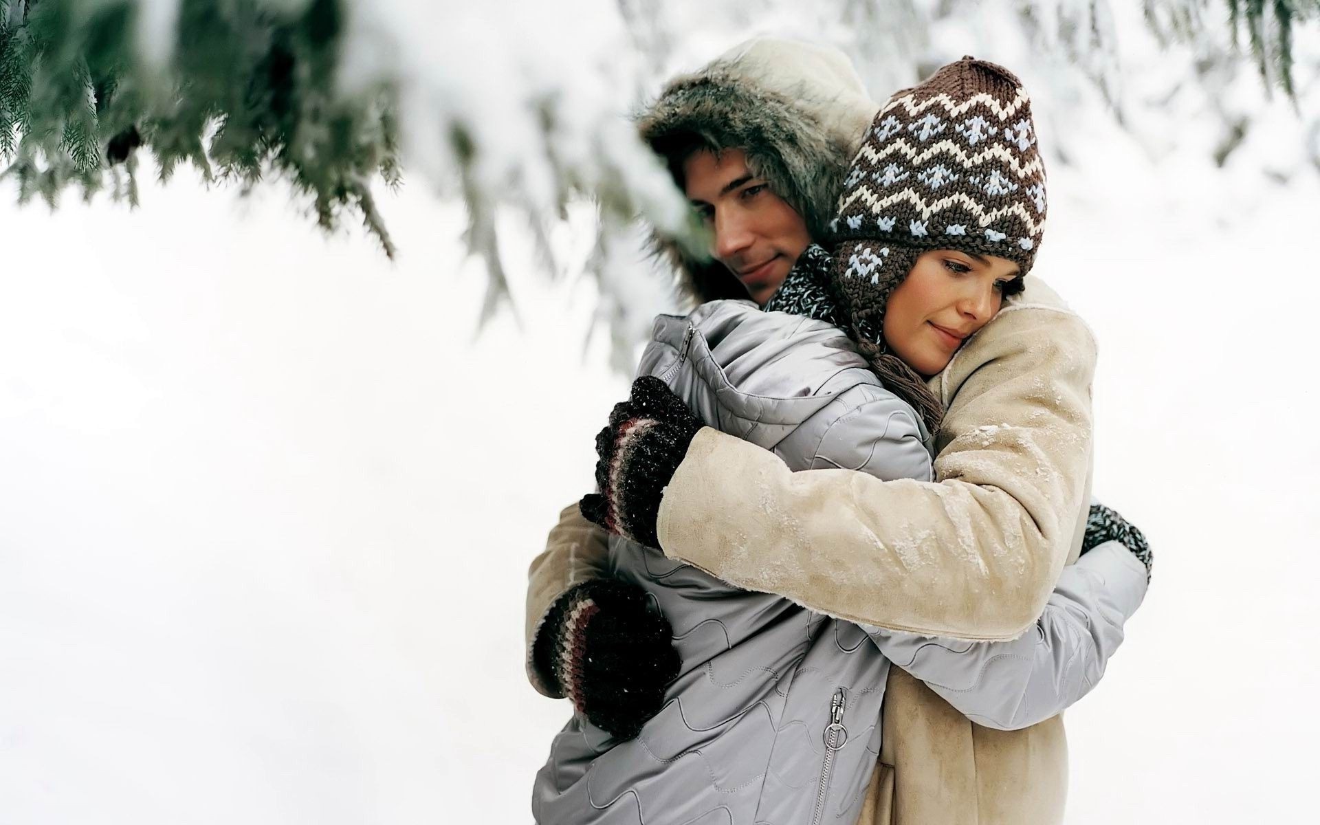 couples amoureux hiver neige froid enfant en plein air plaisir gants écharpe couverture porter gel noël nature loisirs