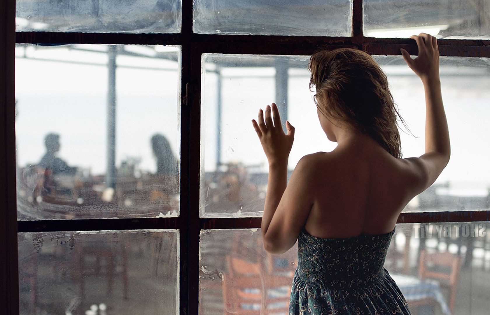 andere mädchen fenster frau drinnen reisen mädchen allein porträt erwachsener im freien stadt gesichtsausdruck