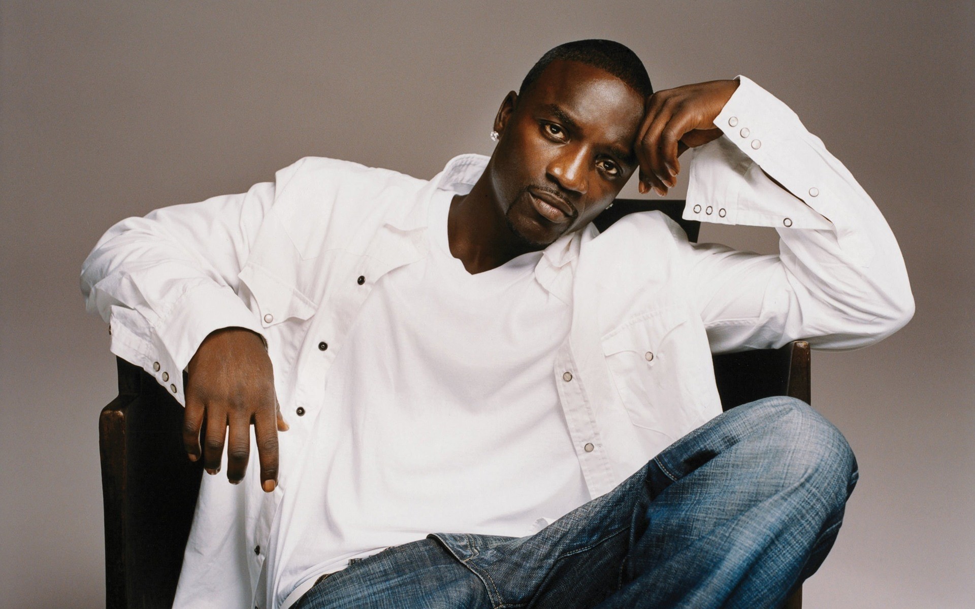 musicisti singolo adulto uomo ritratto indossare al coperto espressione facciale musica rap camera akon artista di registrazione autore r & b poster akon