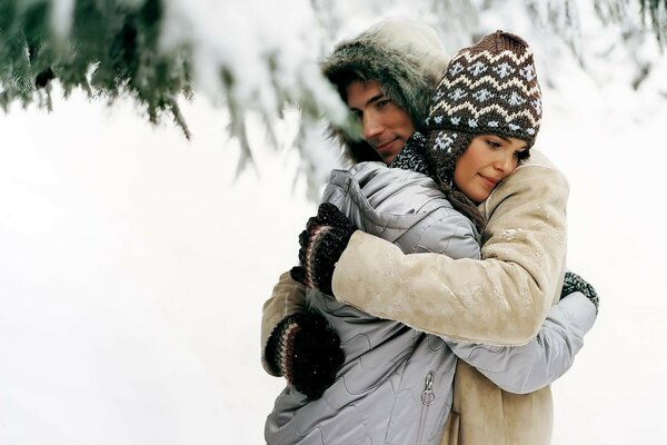 Pareja enamorada en invierno frío