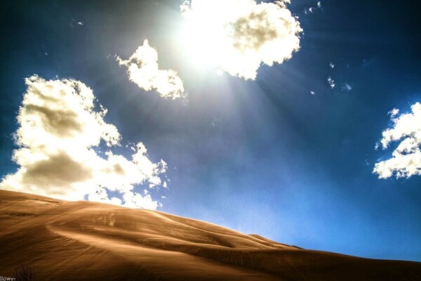 Cielo soleado en el desierto con nubes