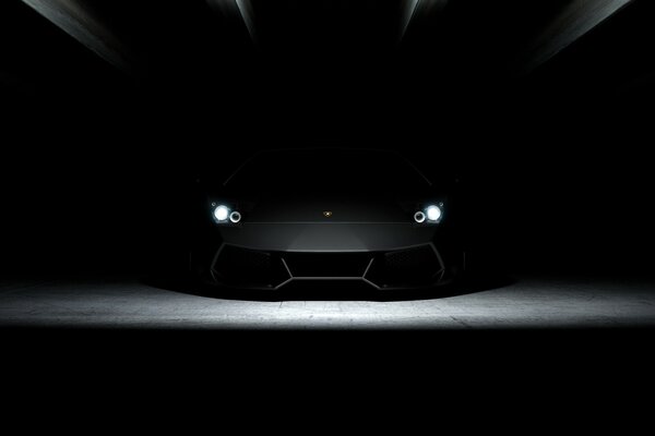 Lamborghini nero nello spazio nero