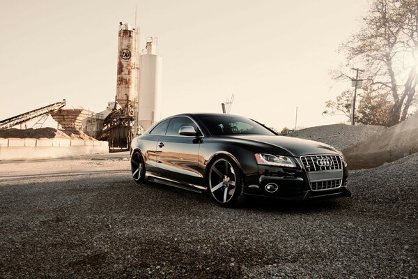 Audi noir sur fond de route