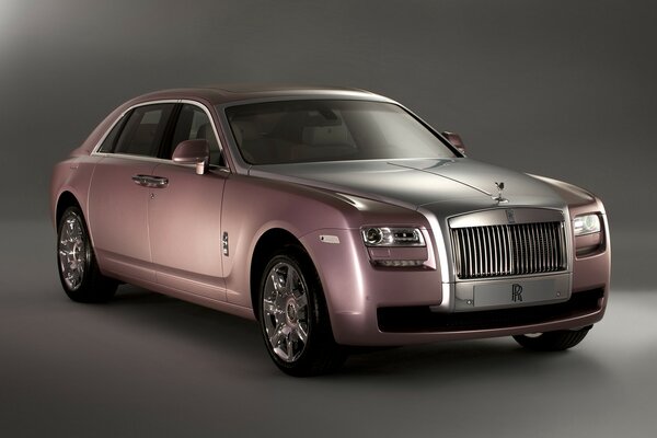 Rolls royce ist auch vor grauem Hintergrund schick