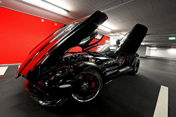 Voiture sur le site d exposition dans l exposition avec ouverture des portes et capot