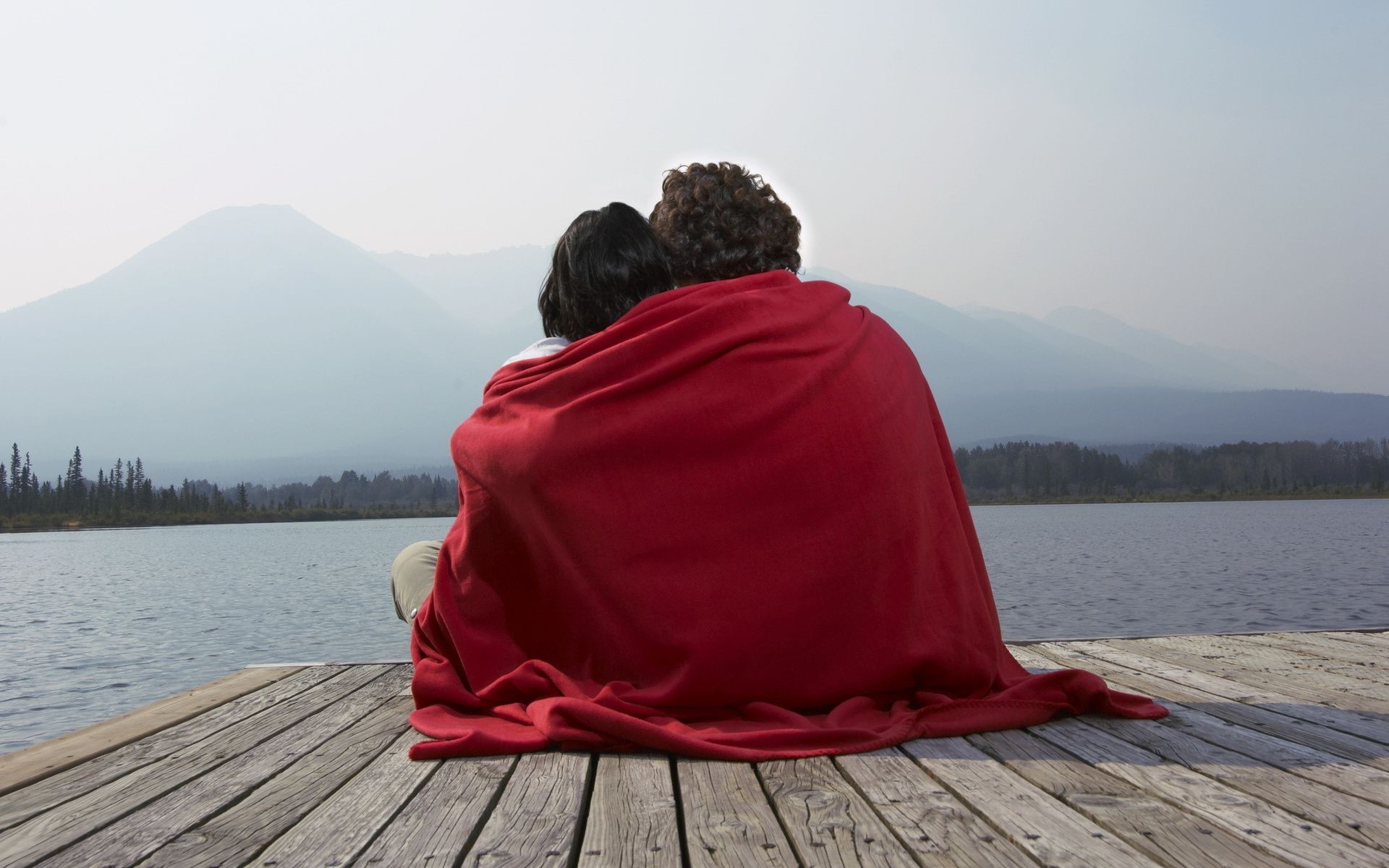 couples amoureux eau lac mer voyage paysage vacances vacances plage mer ciel montagnes à l extérieur jetée océan vacances nature détente fille été