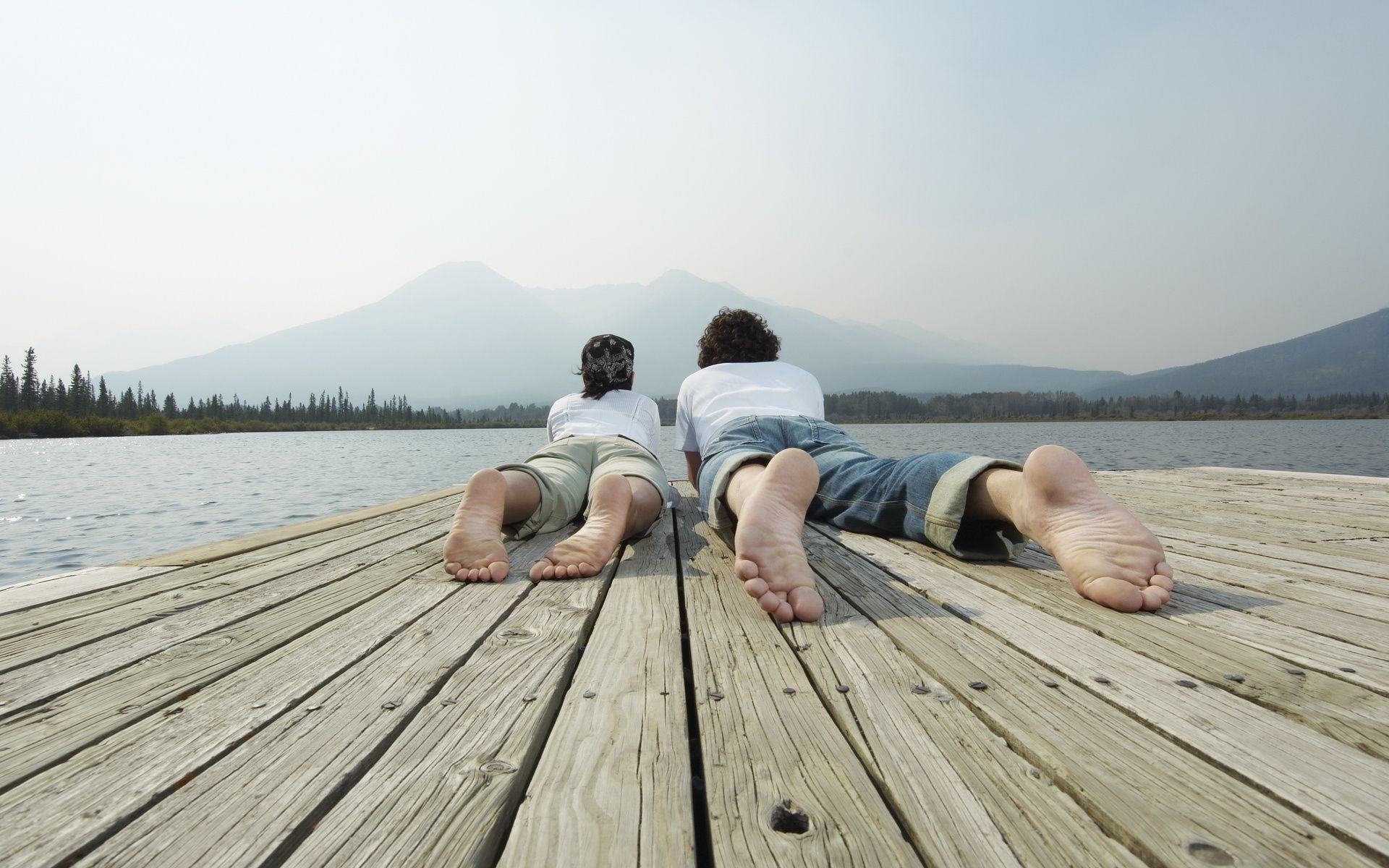 couples amoureux eau bois été vacances nature lac loisirs mer voyage détente en bois vacances ciel jetée océan à l extérieur mer paysage plage mode de vie