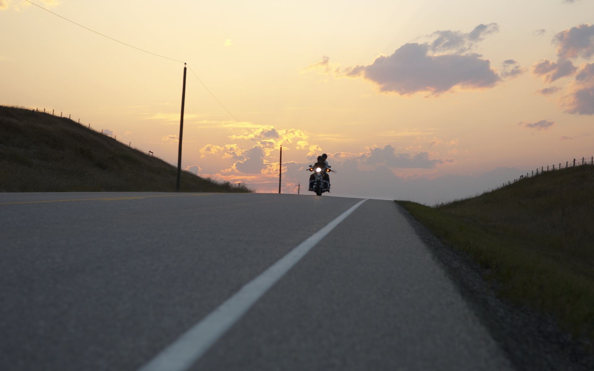 homens estrada paisagem viagens sistema de transporte rodovia céu luz rua guia carro árvore montanhas asfalto luz do dia natureza ao ar livre pôr do sol amanhecer