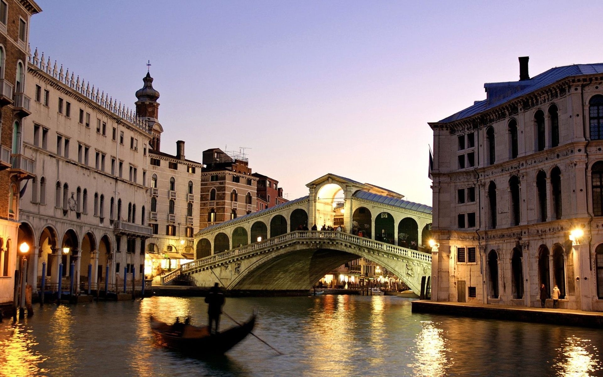 italia arquitectura viajes veneciano canal puente góndolas antiguo casa al aire libre río ciudad oscuridad viejo gótico cielo agua turismo