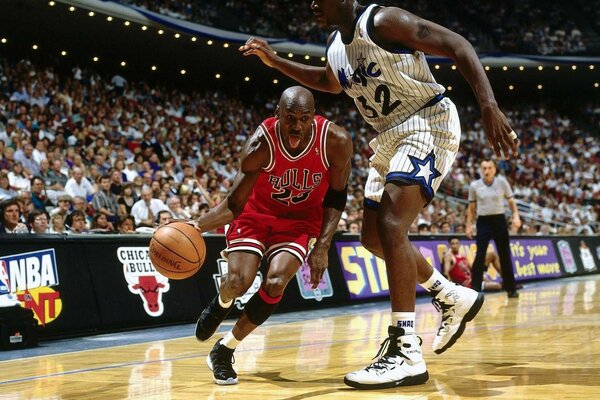 Gioco Chekago Bulz. Il giocatore di basket Michael Jordan fa il passaggio