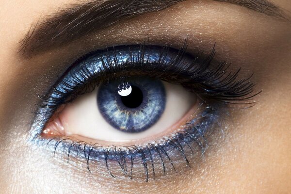 Blaues Augen-Make-up der Frau