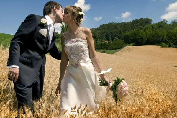 Casal se beija no meio do campo