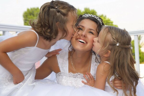 La mariée avec les enfants. Peut-être avec vos enfants