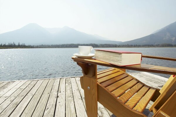 Bonheur au bord du lac avec une tasse de thé