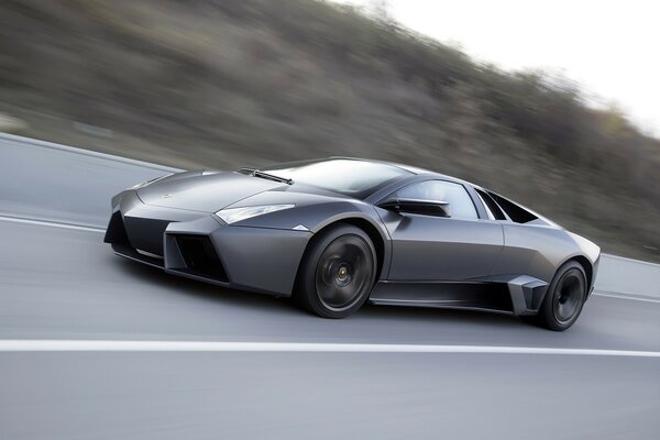 Lamborghini preto na estrada