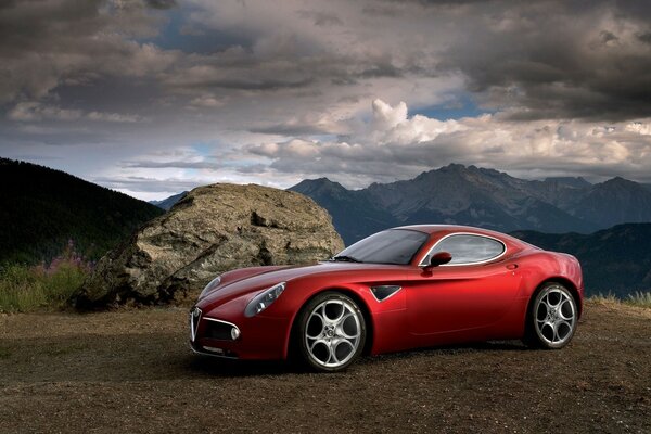 ALFA ROMEO COUPÉ EN UN CLARO EN LAS MONTAÑAS