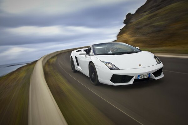 Voyage sur la route de la Lamborghini blanche