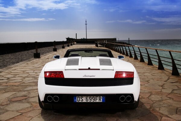 Viagem em um Lamborghini amarelo