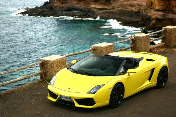 Viagem em um Lamborghini amarelo