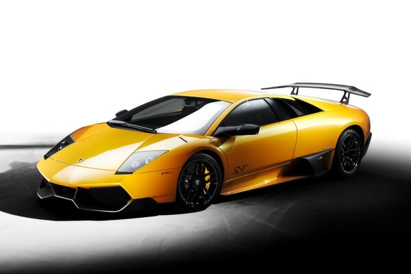 Lamborghini rápido amarillo