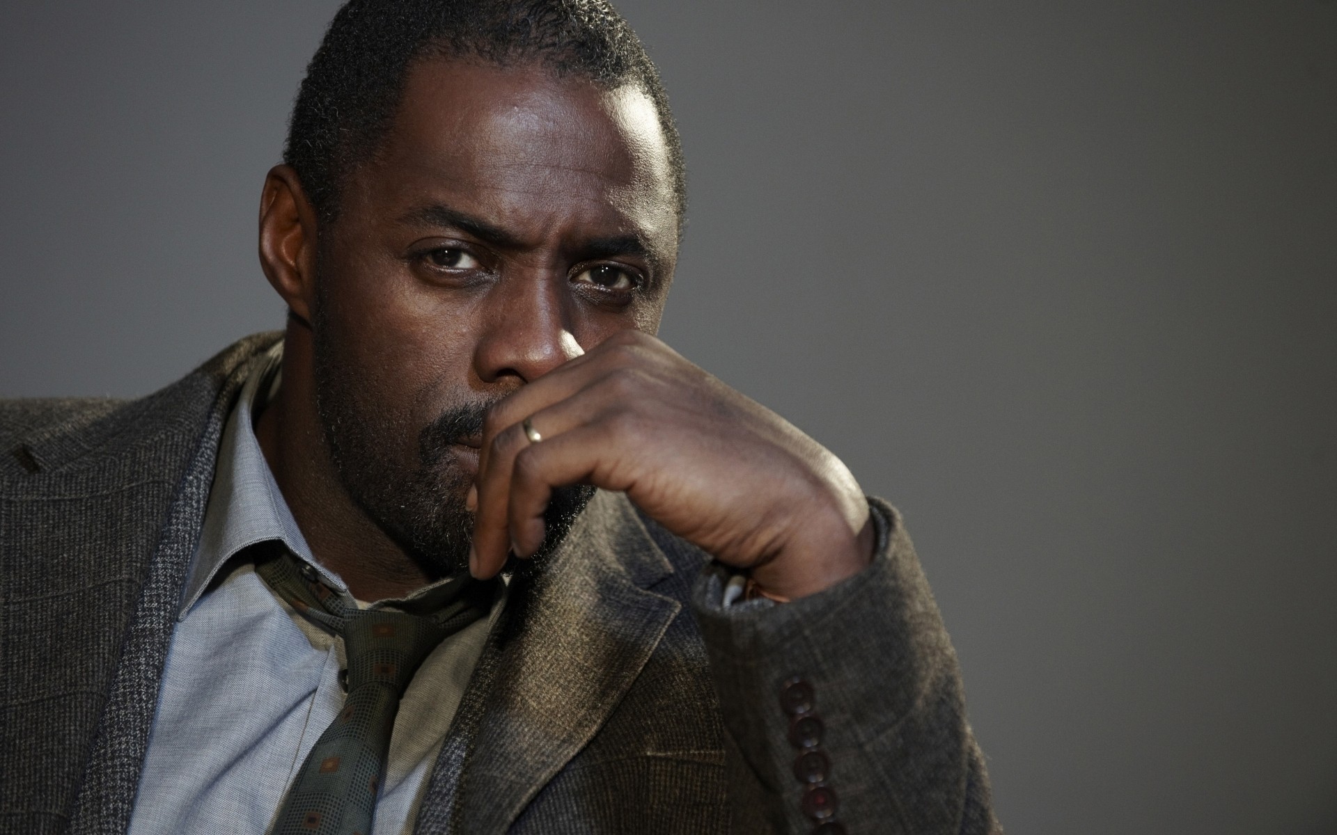 atores homem solteiro retrato adulto vestir música músico homem idris elba foto