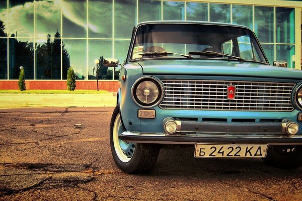 Coche retro en el fondo del edificio