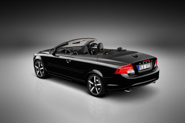 Feel the freshness of the wind in the convertible to the fullest