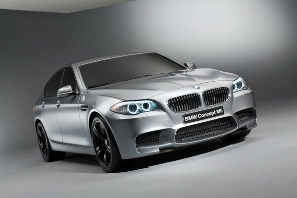 Coche BMW gris sobre fondo gris