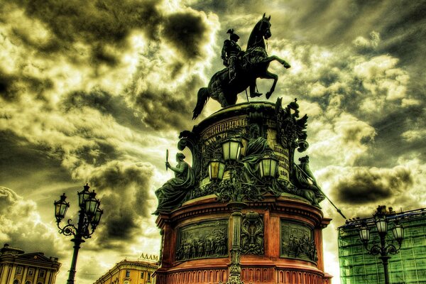 Denkmal für den Reiter vor dem Hintergrund der Wolken