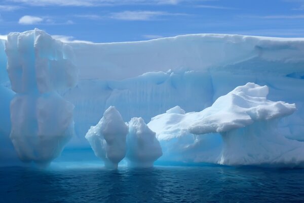 Bild eines Eisbergs auf Wasserhintergrund