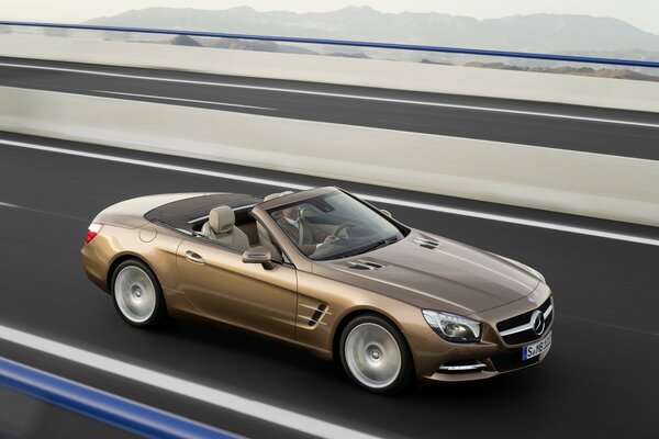 Convertibile beige, Mercedes sul ciglio della strada