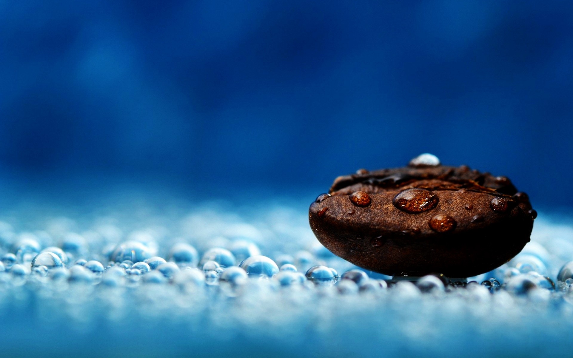 abstração gota água molhado reflexão chuva gotas frio líquido pureza fundo azul bolha